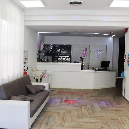 Hotel Luna Rimini Buitenkant foto