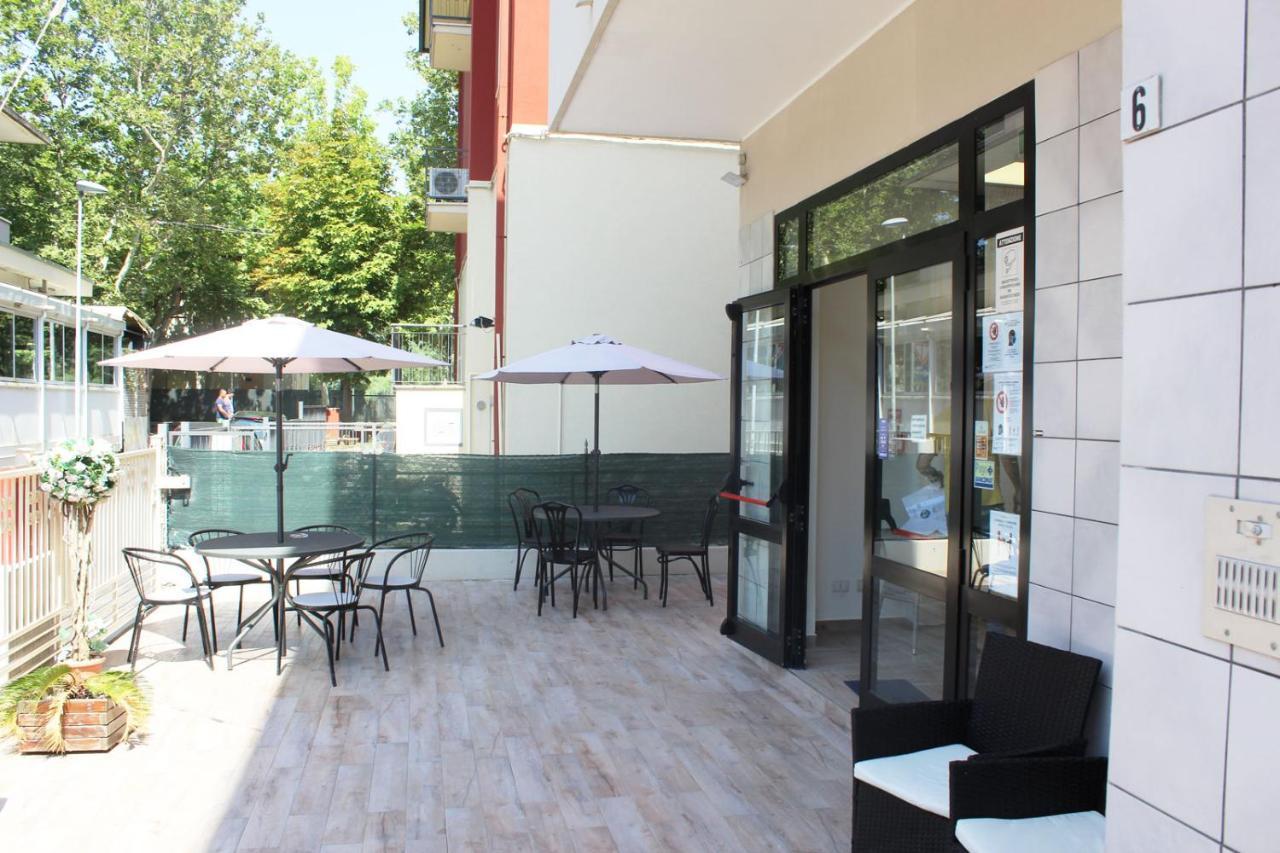 Hotel Luna Rimini Buitenkant foto