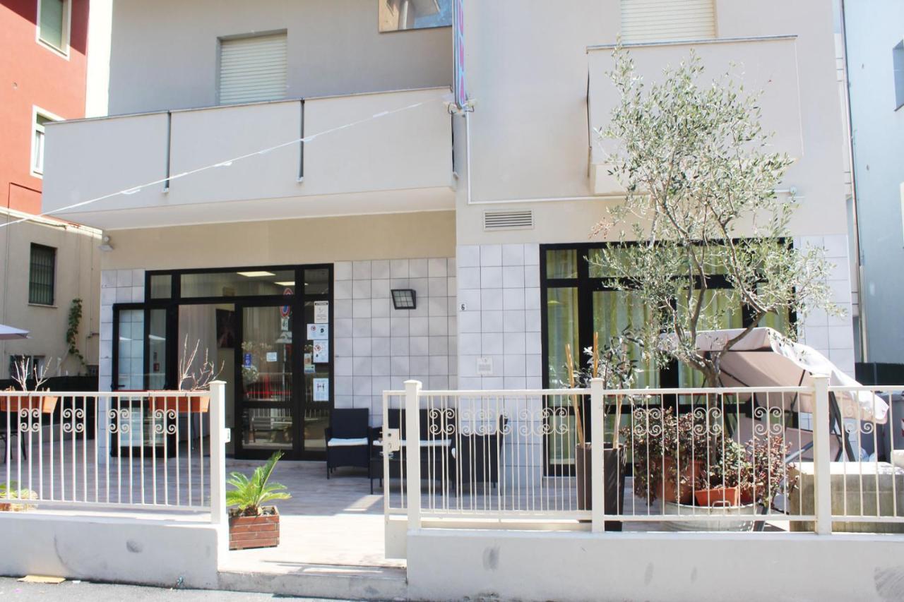 Hotel Luna Rimini Buitenkant foto