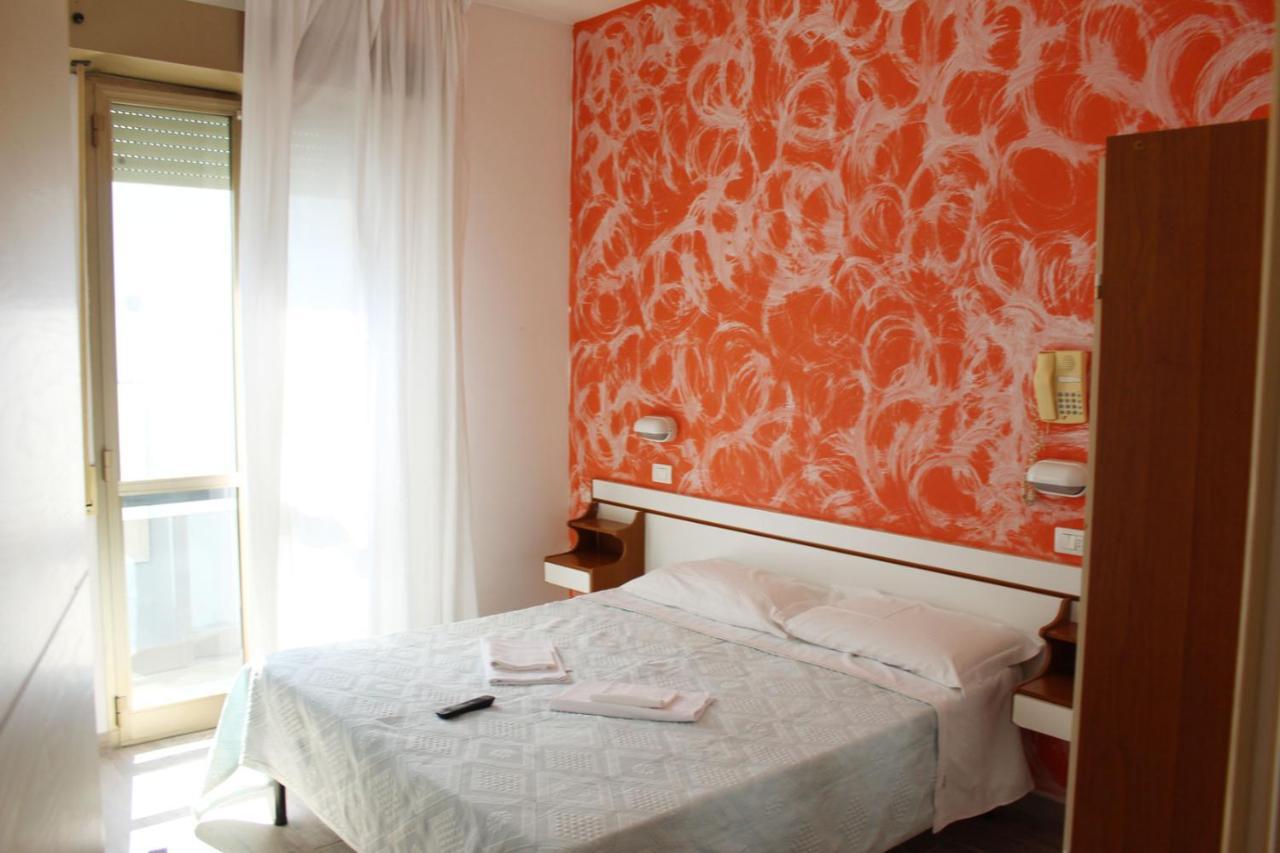 Hotel Luna Rimini Buitenkant foto