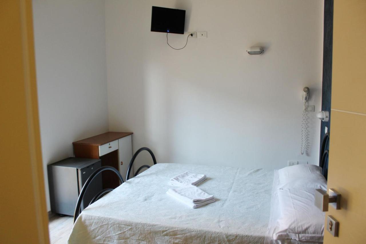Hotel Luna Rimini Buitenkant foto