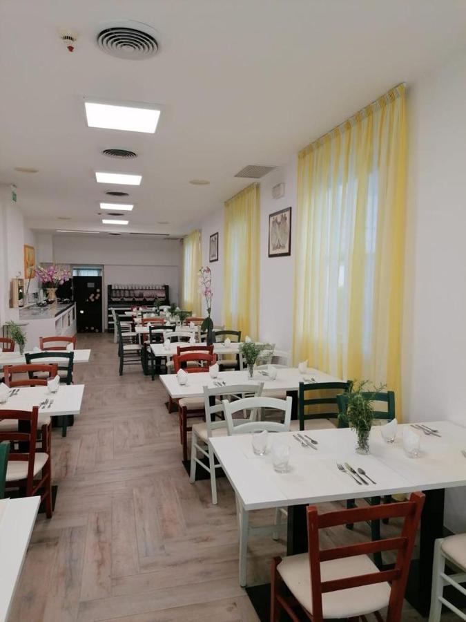 Hotel Luna Rimini Buitenkant foto